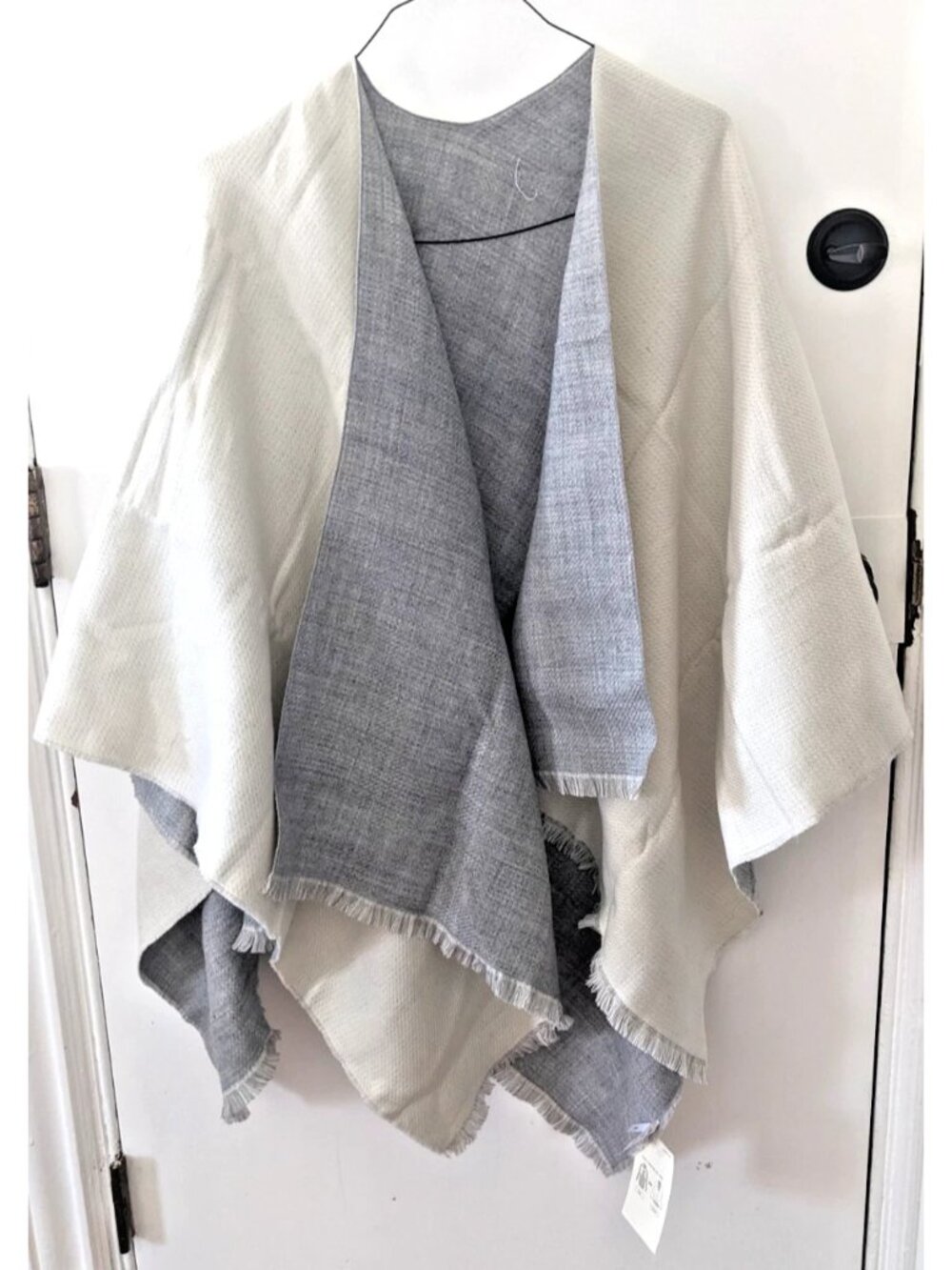 Uniqlo Women 2 WAY STOLE Off-White Gray Acrylic cardigan shawl poncho wrap top